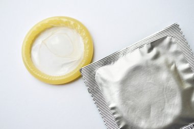 beyaza izole edilmiş kondomlar