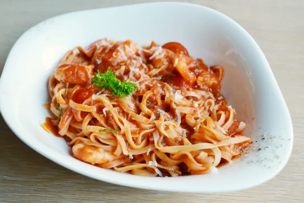 Deliciosos espaguetis de pasta de tomate con camarones y otros mariscos — Foto de Stock