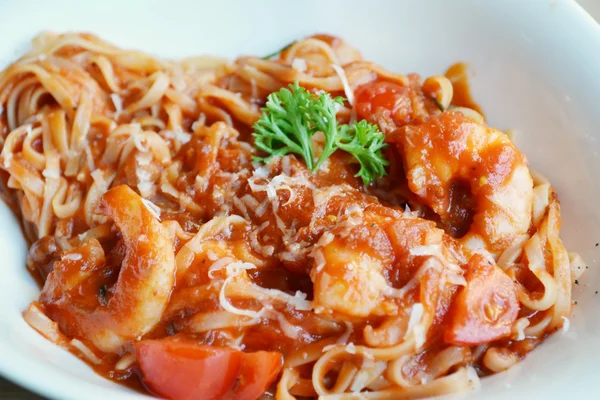 Deliciosos espaguetis de pasta de tomate con camarones y otros mariscos —  Fotos de Stock