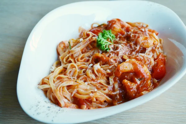 Délicieux spaghettis de pâtes tomate aux crevettes et autres fruits de mer — Photo