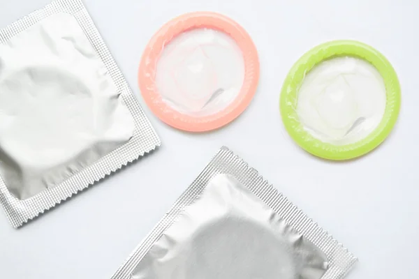 beyaza izole edilmiş kondomlar