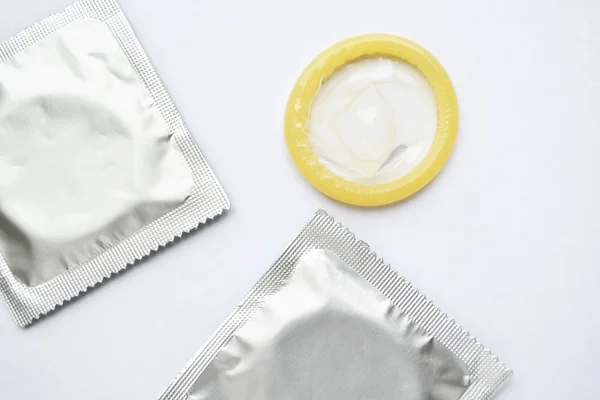 Preservativos isolados sobre branco — Fotografia de Stock