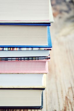 Yığın kitap ahşap masa