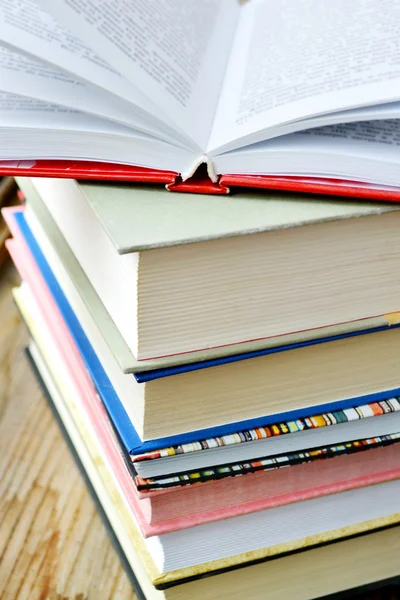 Pile de livres sur bureau en bois — Photo