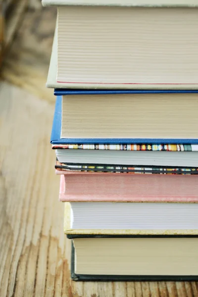 Pile de livres sur bureau en bois — Photo