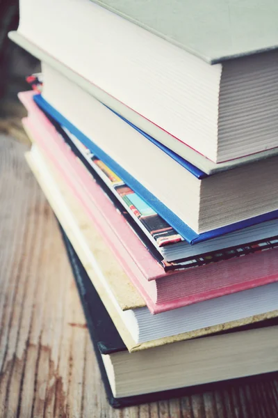 Pile de livres sur bureau en bois — Photo