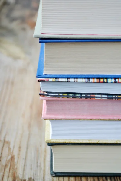 Pile de livres sur bureau en bois — Photo