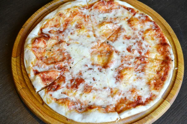 Margherita pizza inteira em placa de madeira — Fotografia de Stock