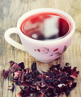 Ebegümeci çayı bir vintage beyaz fincan papatya çiçekler ahşap tablo