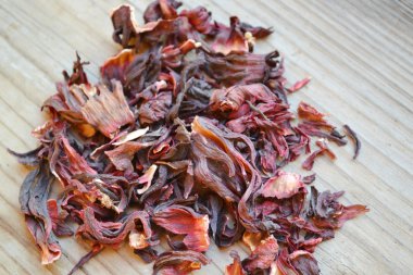 Kuru yapraklar ve ahşap masa hibiscus çay yaprakları