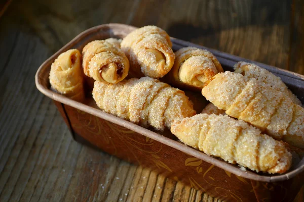 Schüssel voller kleiner französischer Croissants mit Zucker bedeckt auf Holztisch — Stockfoto
