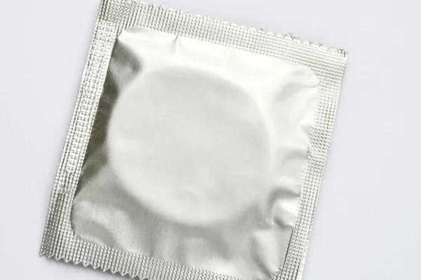 Tre preservativi isolati su bianco — Foto Stock
