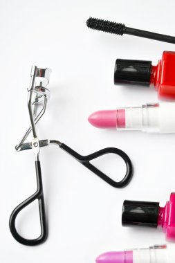 Siyah rimel, pembe ve kırmızı oje ve ruj ve kirpik kıvırıcı beyaz izole kozmetik ayarla