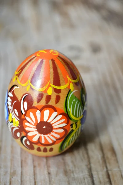 Ovos de Páscoa coloridos na mesa de madeira — Fotografia de Stock