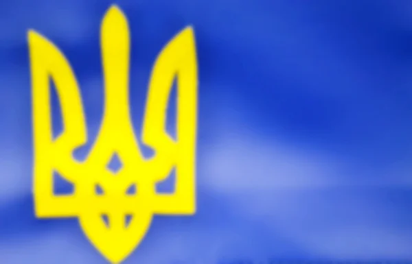 Sfondo giallo e azzurro sfocato di simbolo di Ucraina - un tridente in colori nazionali — Foto Stock