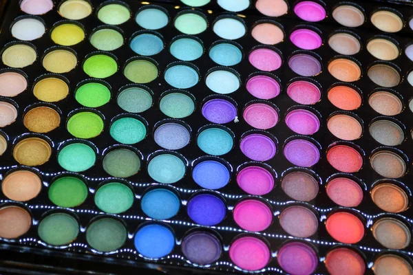 Conjunto de cosméticos de sombra de ojos de diferentes colores — Foto de Stock