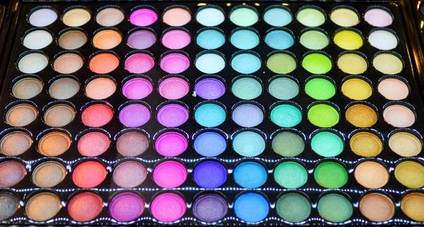 Conjunto de cosméticos de sombra de ojos de diferentes colores —  Fotos de Stock