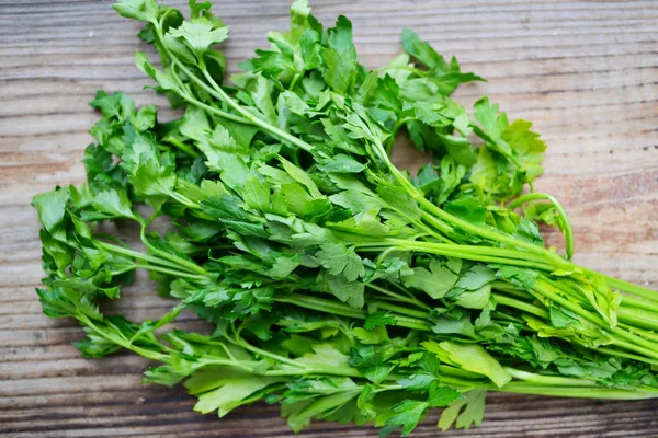 Bunch of fresh green parsley on wooden table — Stock Photo, Image