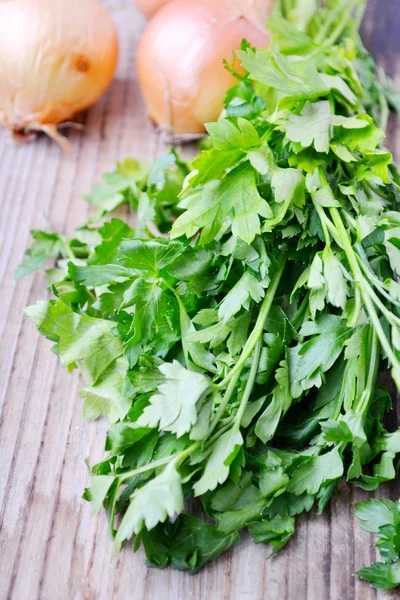 Bando de salsa verde fresca com cebolas na mesa de madeira — Fotografia de Stock