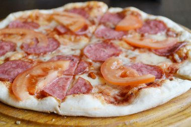 Büyük sıcak pizza domates ve salam