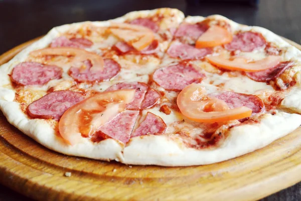 Big hot pizza with tomatoes and salami — Stock Photo, Image