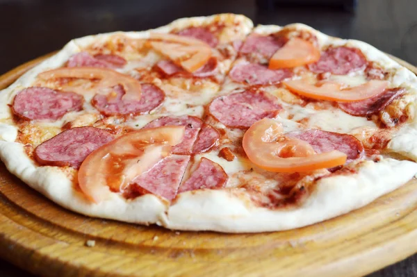 Big hot pizza with tomatoes and salami — Stock Photo, Image