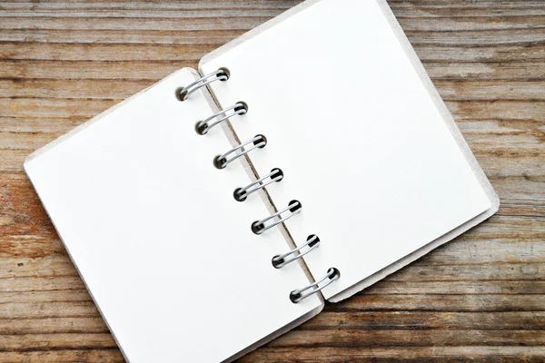 Een lege retro spiraal notebook met oud papier — Stockfoto