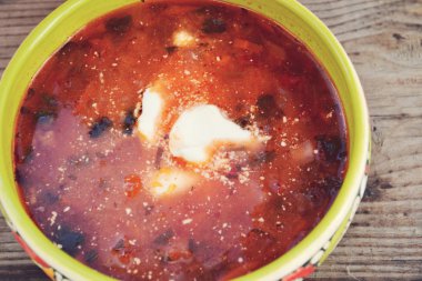 Ulusal Ukrayna çorba borsch ahşap masa üzerinde güzel yeşil kapta ekşi krema ile