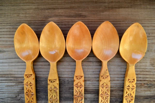 Cucharas de madera anticuadas sobre mesa de madera — Foto de Stock