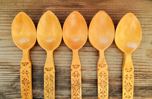 Cucharas de madera anticuadas sobre mesa de madera — Foto de Stock