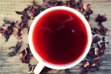 Ebegümeci çayı bir vintage beyaz fincan ahşap masa üzerinde papatya çiçeği ile