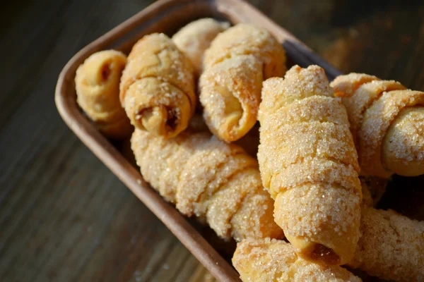 Schüssel voller kleiner französischer Croissants mit Zucker bedeckt auf Holztisch — Stockfoto