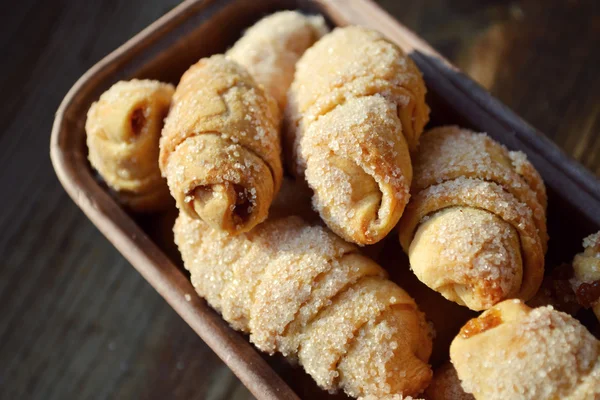 Schüssel voller kleiner französischer Croissants mit Zucker bedeckt auf Holztisch — Stockfoto