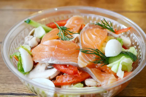 Salada saudável com ovos de salmão e codorniz em saco plástico — Fotografia de Stock