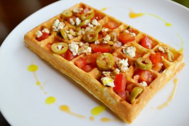Domates, peynir ve zeytin ile Belçika waffle