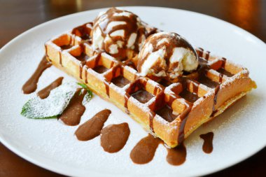 Dondurma, çikolata ve nane ile Belçika waffle