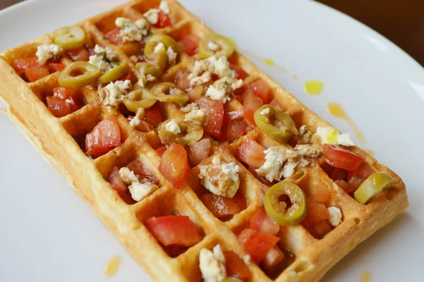 Belgische Waffel mit Tomaten, Käse und Oliven — Stockfoto