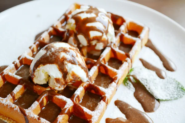 Belgisk våffla med glass, choklad och mint — Stockfoto