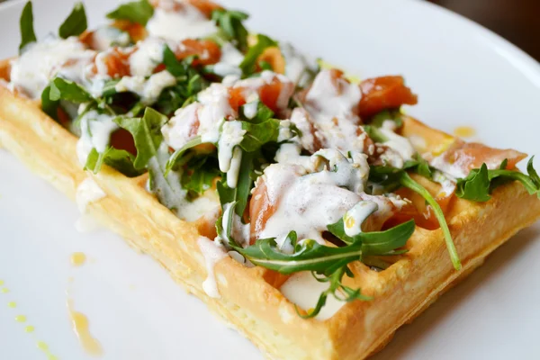 Belgische Waffel mit Rucola, Sahnesoße und Lachs — Stockfoto