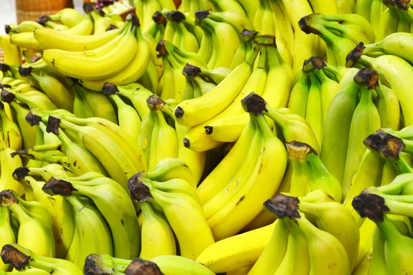 Lots of organic yellow bananas at the market — Stock Photo, Image