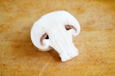 Petrol ahşap tahta üzerinde çiğ beyaz mantar