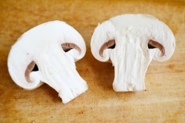 Petrol ahşap tahta üzerinde çiğ beyaz mantar