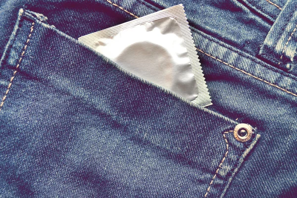 青いジーンズのポケットのコンドーム — ストック写真