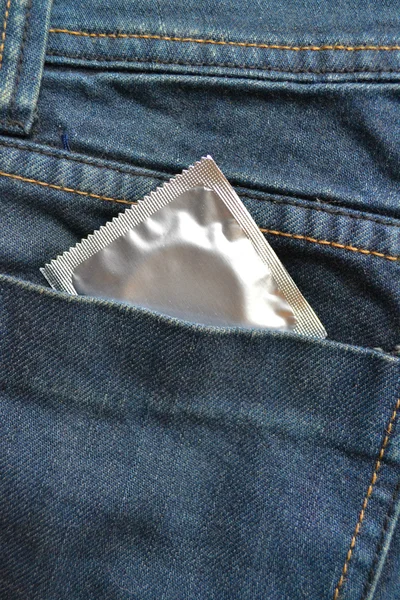 Preservativo no bolso azul jeans — Fotografia de Stock