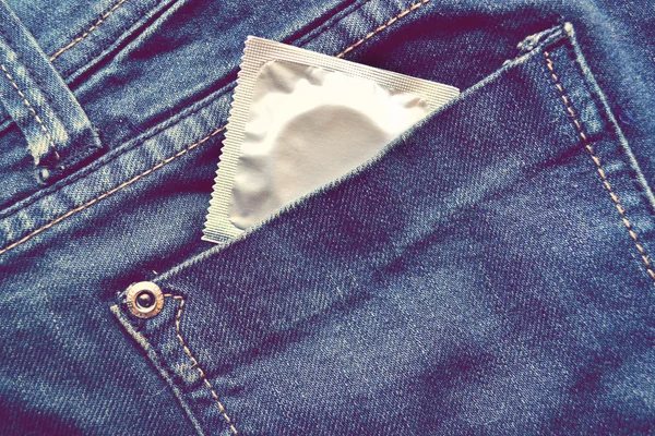Condón en el bolsillo azul de los vaqueros — Foto de Stock