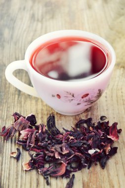 Ebegümeci çayı bir vintage beyaz fincan ahşap masa üzerinde papatya çiçeği ile