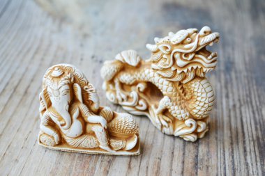 Ahşap arka plan üzerinde ünlü Çin ejderha ile Hint tanrısı Ganesha (Ganapati)
