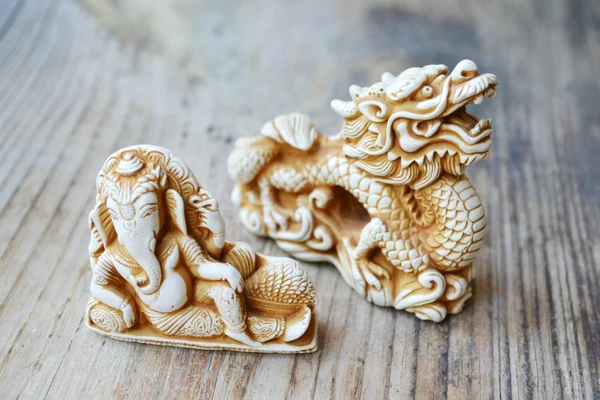 Dieu indien Ganesha (Ganapati) avec célèbre dragon chinois sur fond de bois — Photo