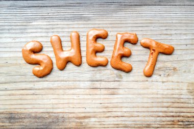 Word alfabe çikolata Çerezler ahşap masa üzerinde yapılmış tatlı