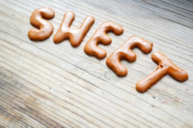 Word alfabe çikolata Çerezler ahşap masa üzerinde yapılmış tatlı